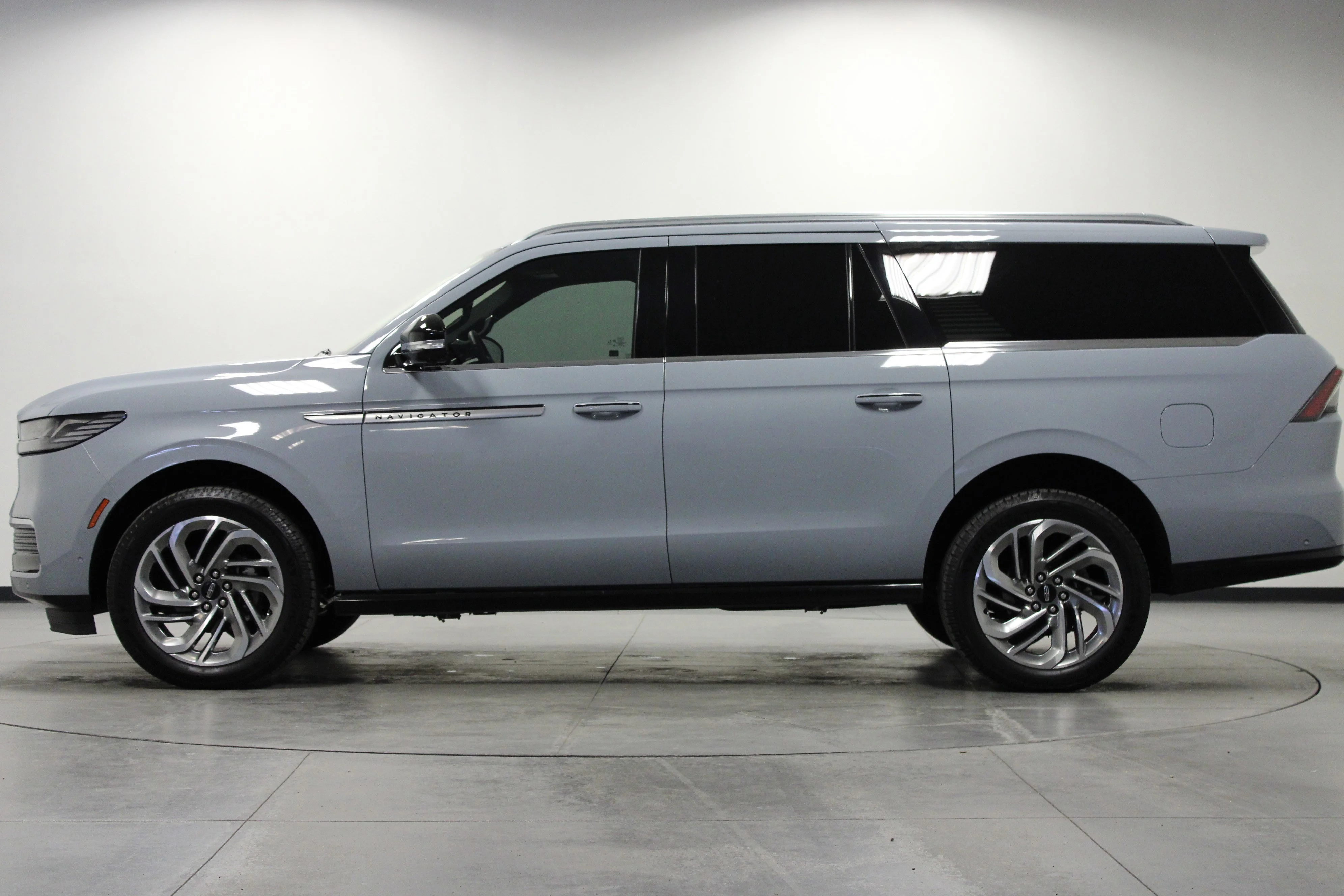 Used 2025 Gray Mist Metallic Tri-Coat Lincoln Reserve image 7