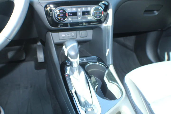 Used 2023 Summit White Buick Select image 10