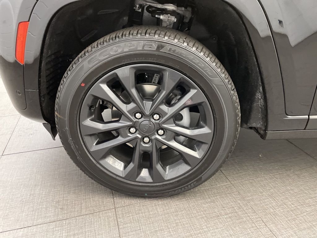 New 2026 Diamond Black Crystal Pearl-Coat Exterior Paint Jeep Limited Reserve image 8