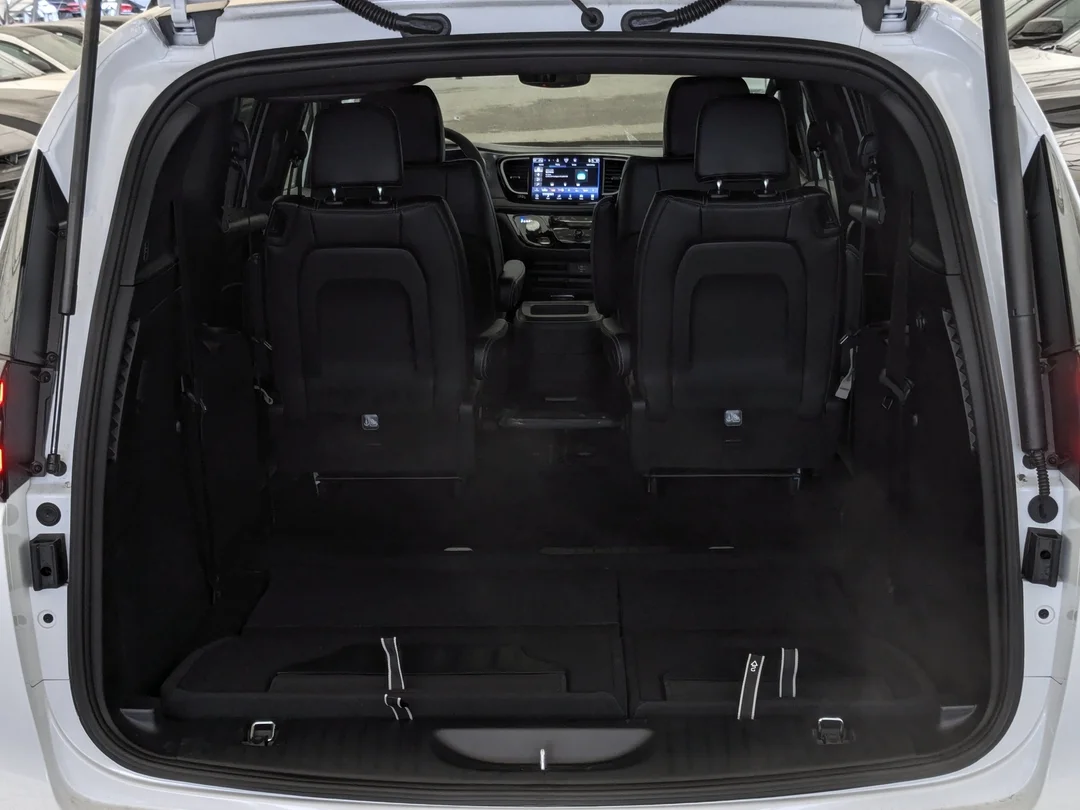 New 2026 White Chrysler Select - - AWD - 3.6L Pentastar V6 - Adaptive Cruise Control - Blind Spot Monitor & More! image 29