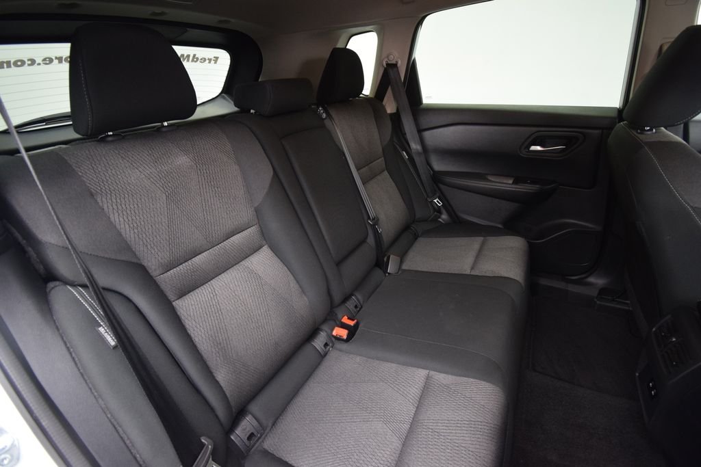 Used 2025 Everest White Pearl Nissan SV image 17