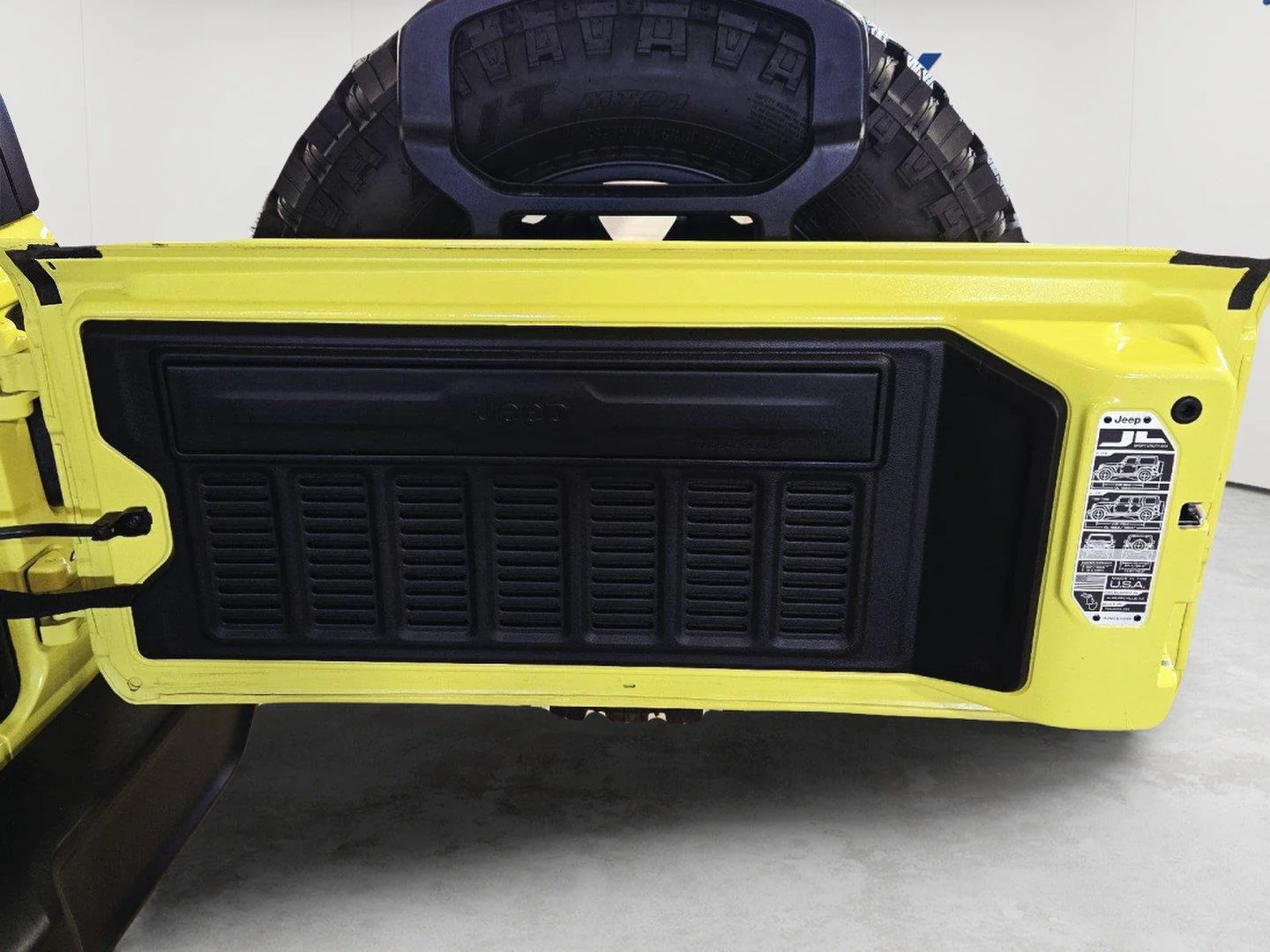 Used 2023 High Velocity Clearcoat Jeep Rubicon image 41