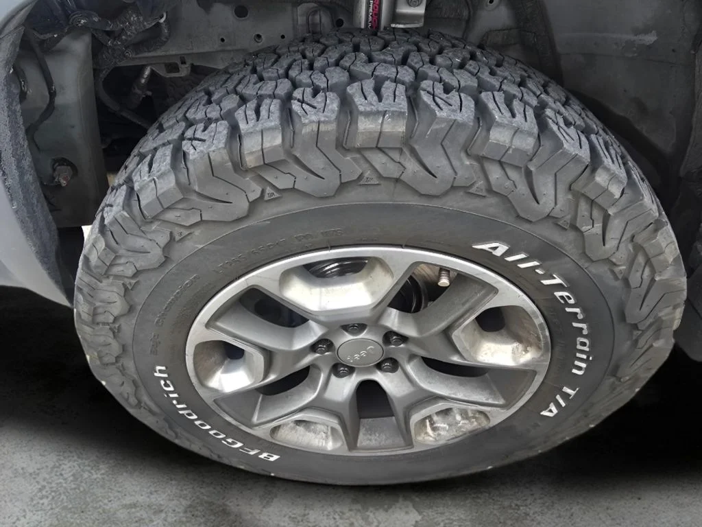 Used 2019 Pearl White Pearlcoat Jeep Trailhawk image 8