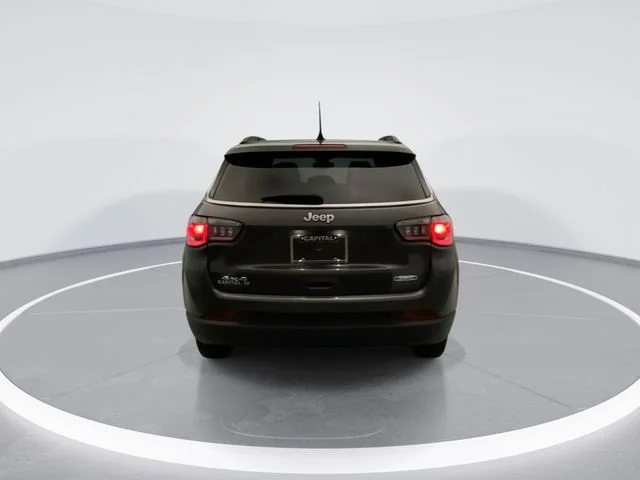 Used 2022 Gray Jeep Latitude Lux image 5