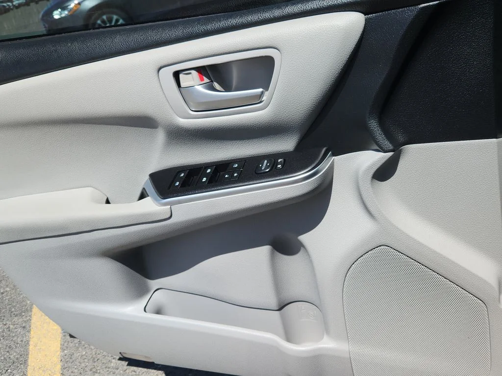 Used 2016 Silver Toyota SE image 7