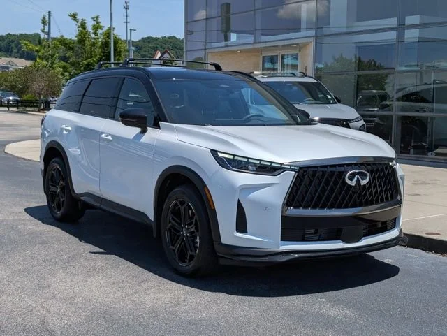New 2027 2T RAD WHT INFINITI SPORT image 9