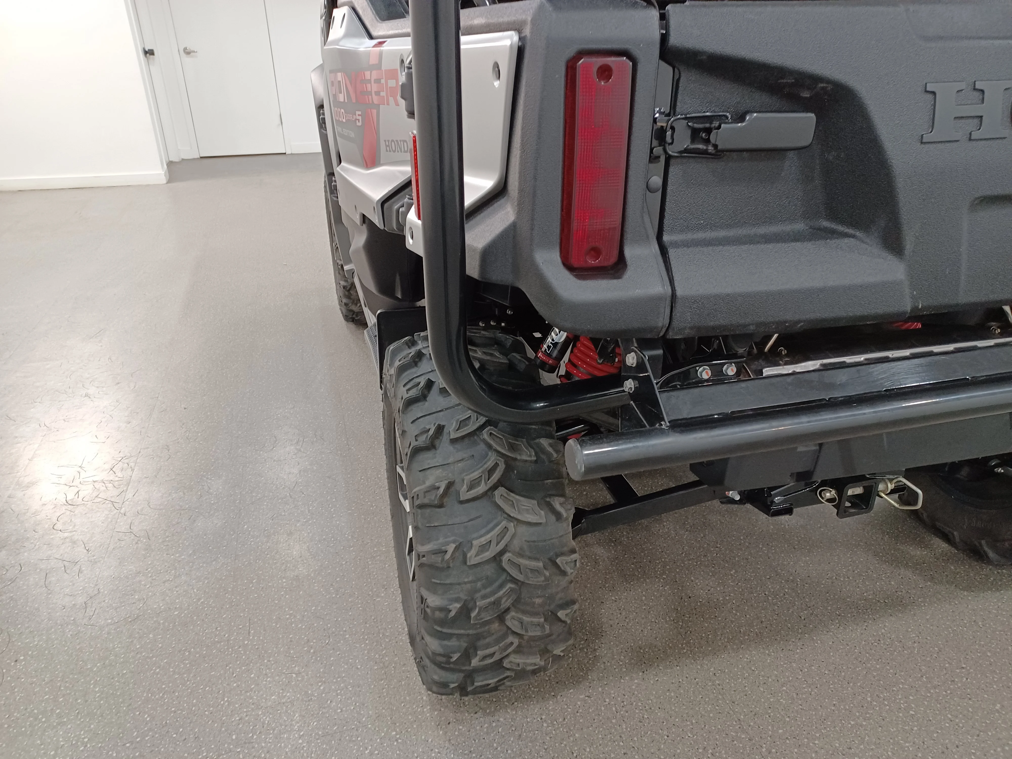 Used 2025 Matte Timberwolf Grey Metallic Honda Trail Special Edition*1000cc Engine | 6spd DCT | i-4x4 | Fox Shocks | SSV Works Audio | WARN Winch image 16