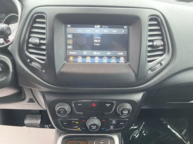 Used 2019 Silver Jeep Latitude image 14