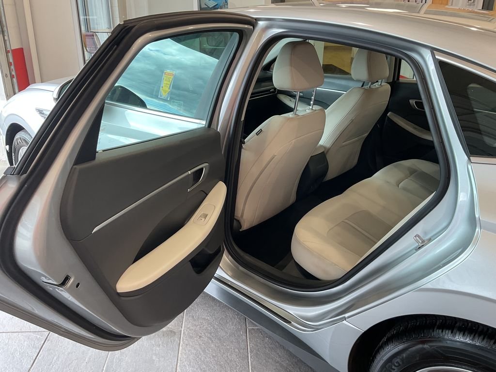Used 2025 Silver Hyundai SE image 27