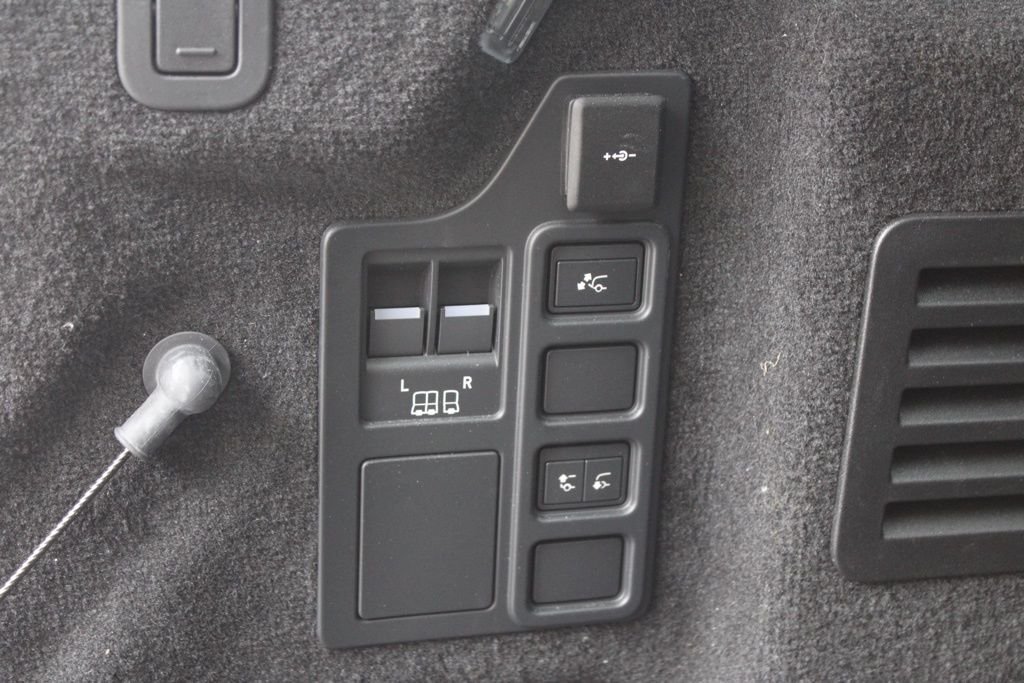 Used 2025 Blue Land Rover Dynamic SE image 37