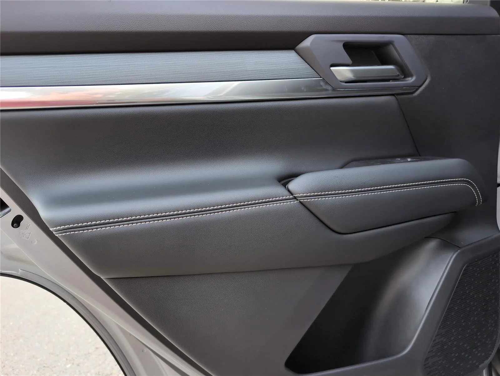 New 2026 Sterling Metallic GMC Elevation image 15