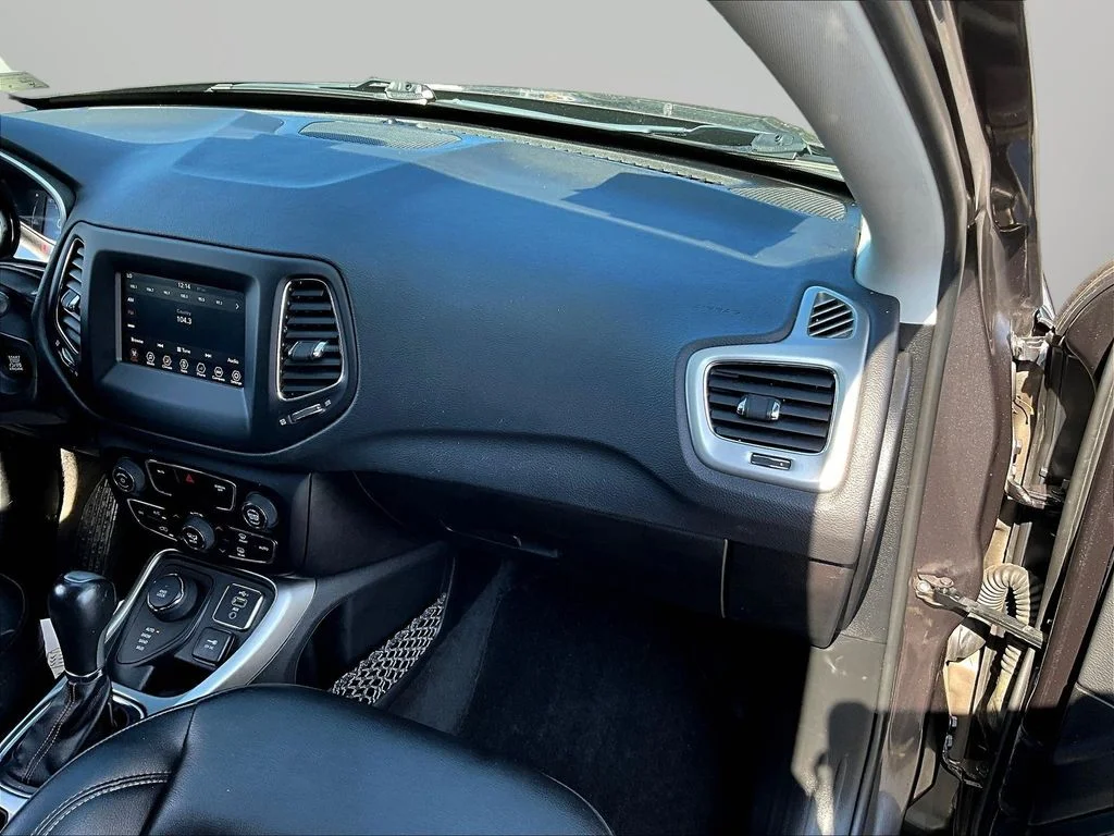 Used 2019 Crystal Metallic Jeep Latitude image 28