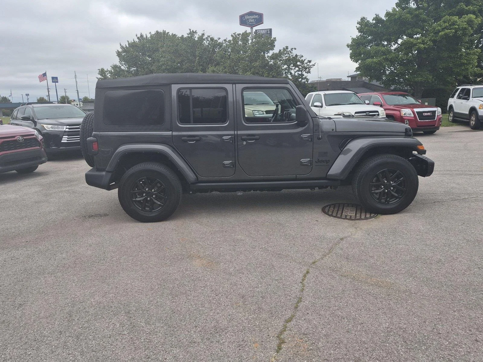 Used 2023 Granite Crystal Metallic Clearcoat Jeep Freedom image 6