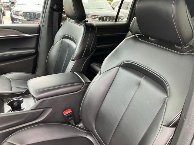 Used 2025 Diamond Black Crystal Pearlcoat Jeep Limited image 11