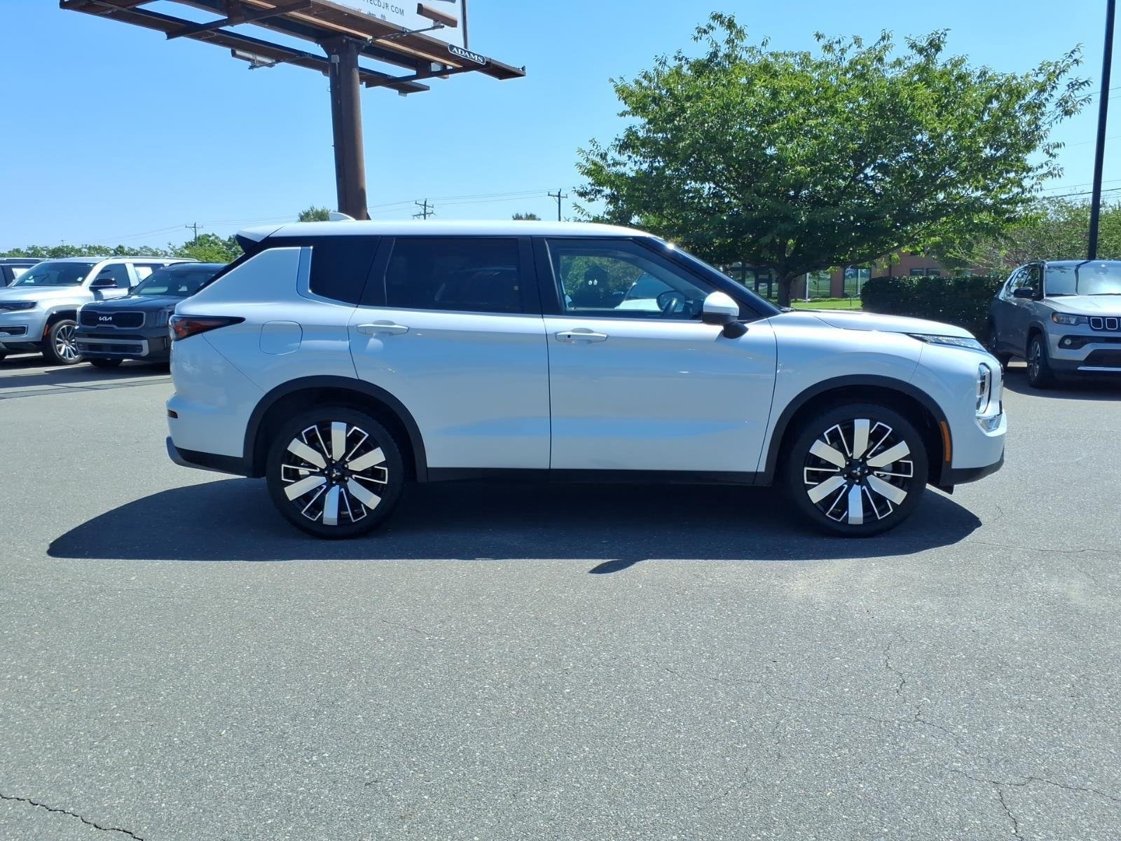 Used 2025  Mitsubishi SE image 10