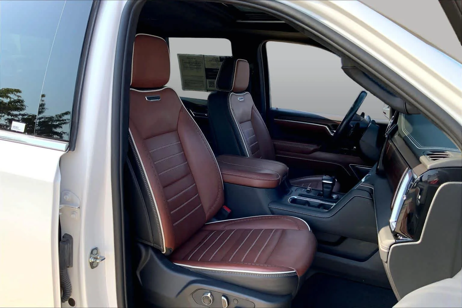 Used 2024 White Frost Tricoat GMC Denali Ultimate image 9