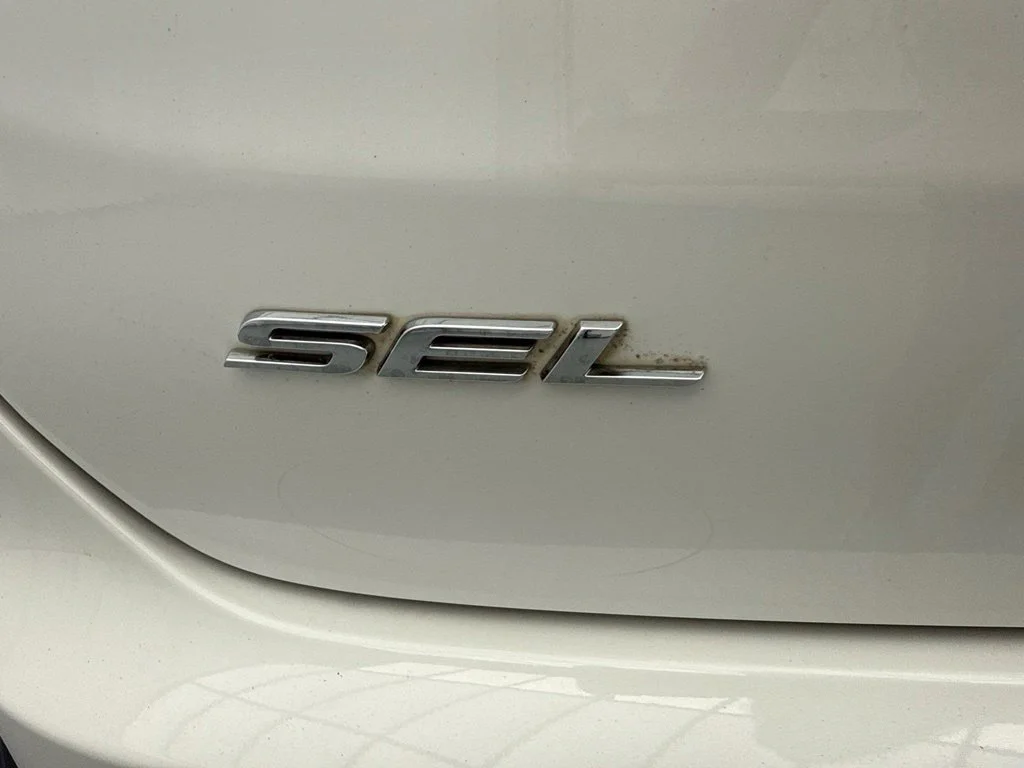 Used 2022 White Metallic Ford SEL image 8