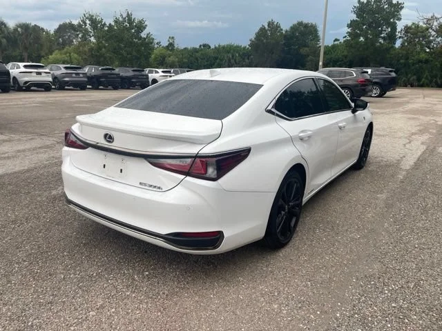 Used 2022 Ultra White Lexus ES 300h F SPORT image 2