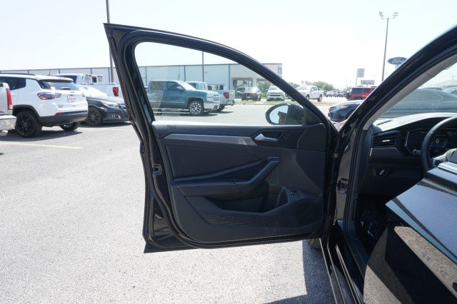 Used 2024  Volkswagen SE image 11