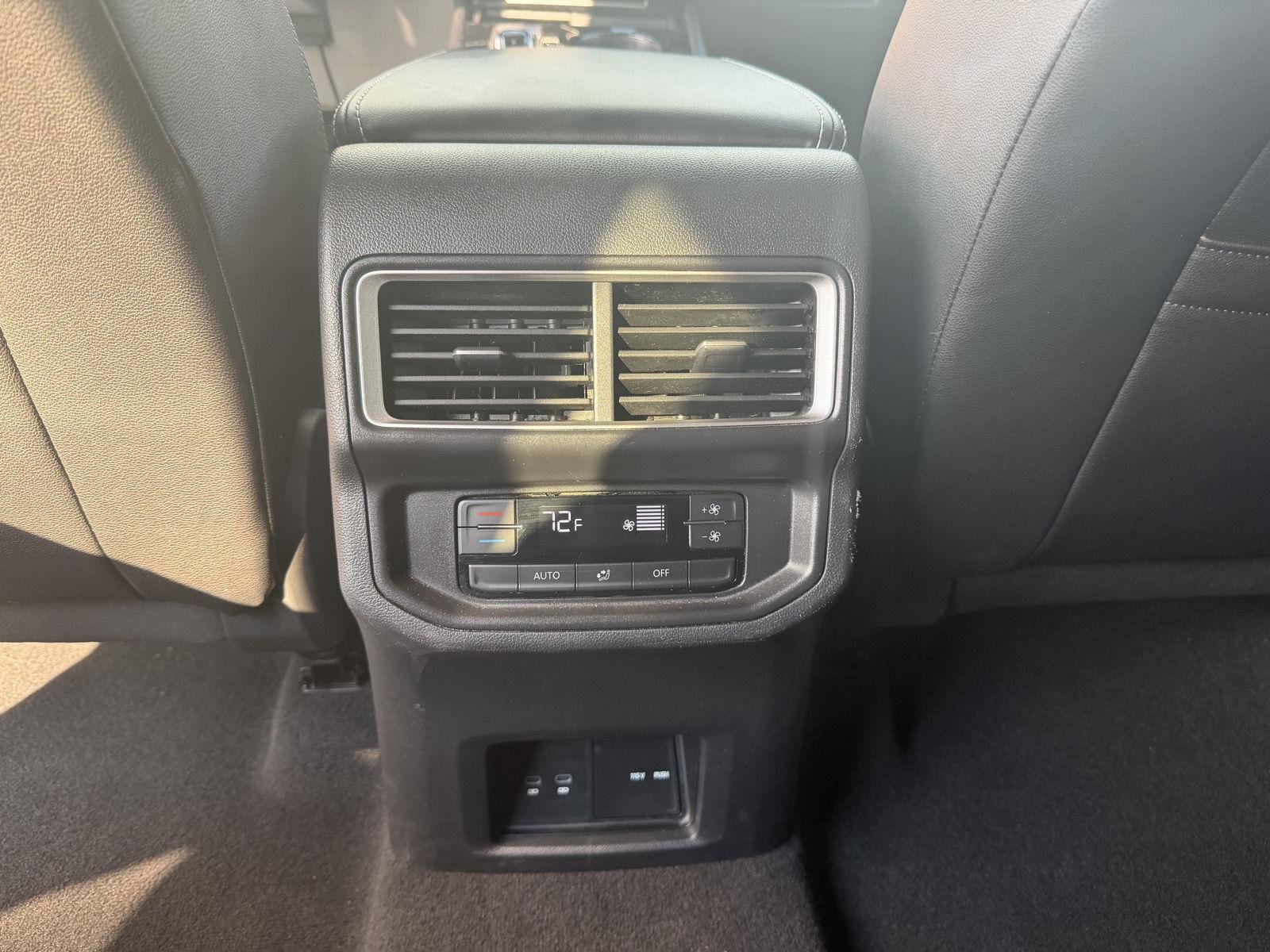 Used 2025  Volkswagen 2.0T SE w/Technology image 15