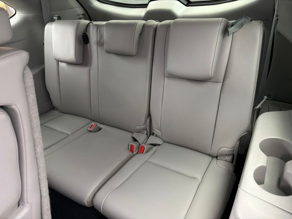 Used 2019 Silver Toyota XLE image 22