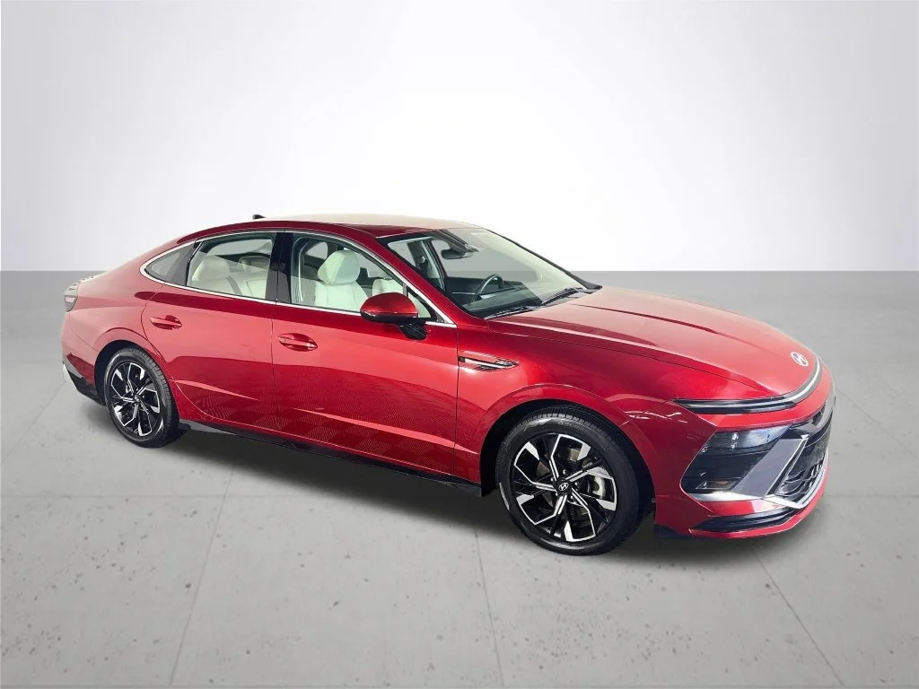Used 2025 Red Hyundai SEL image 4