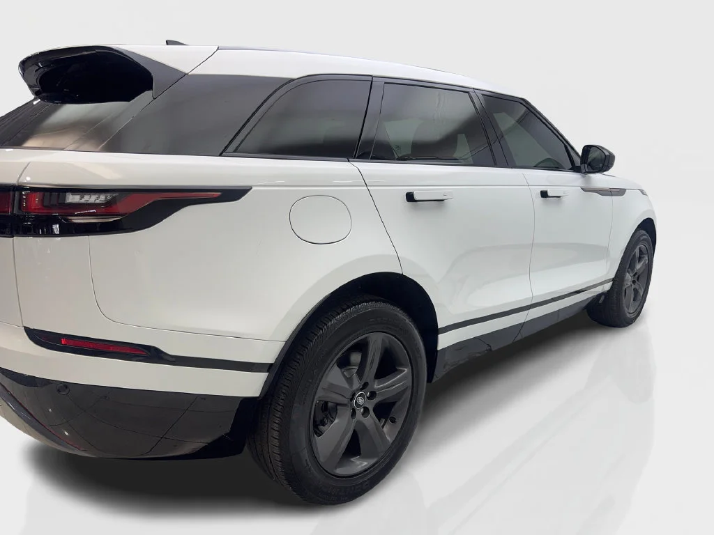 Used 2023 White Land Rover R-Dynamic S image 15
