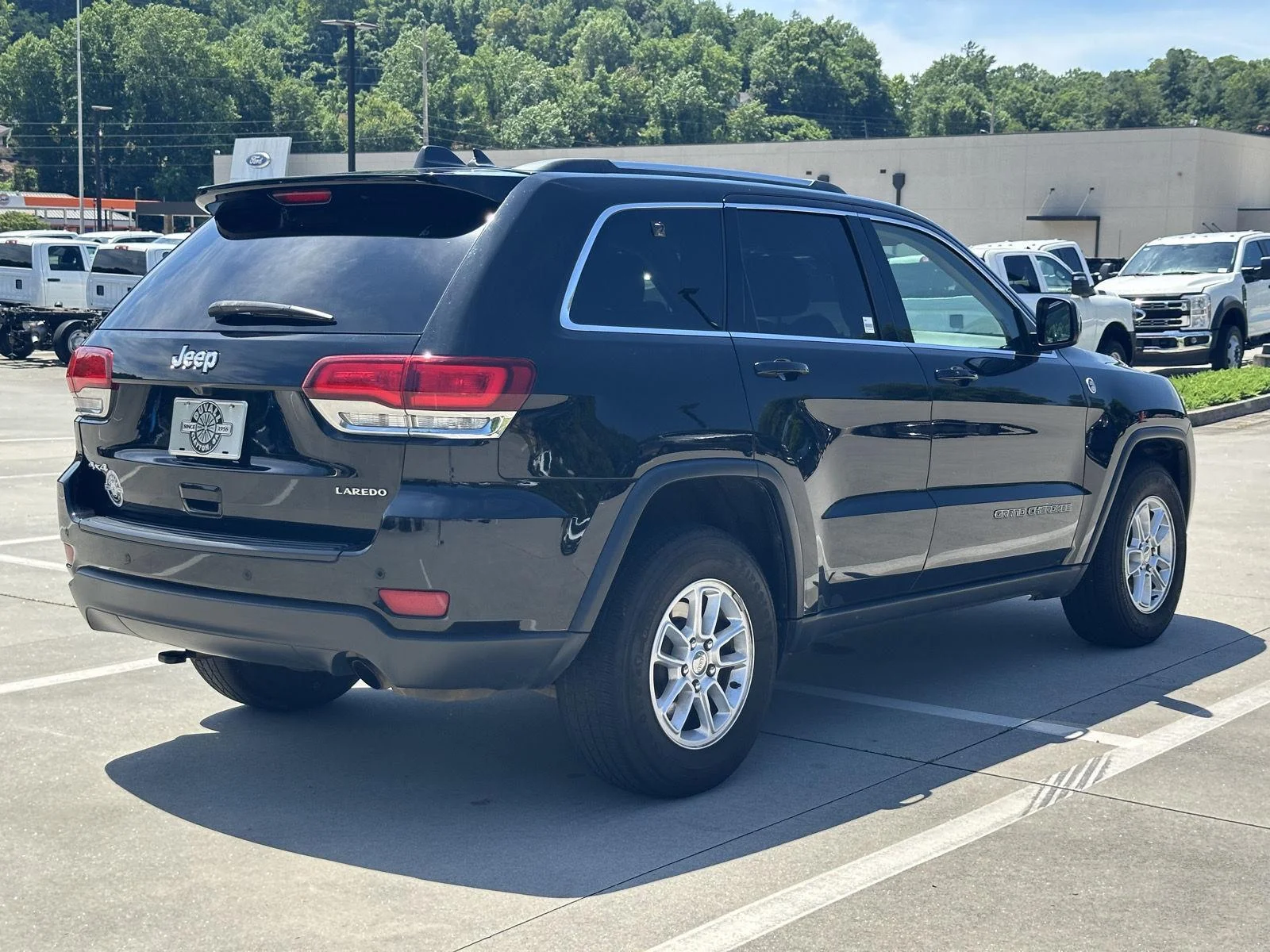 Used 2020 Diamond Black Jeep Laredo E image 7