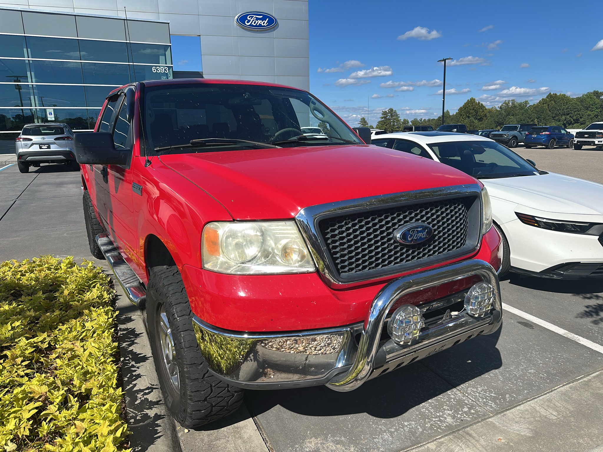Used 2006 Red Ford SuperCrew 139" XLT 4WD image 2