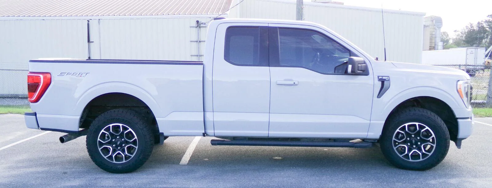 Used 2023 Avalanche Gray Ford XLT image 5