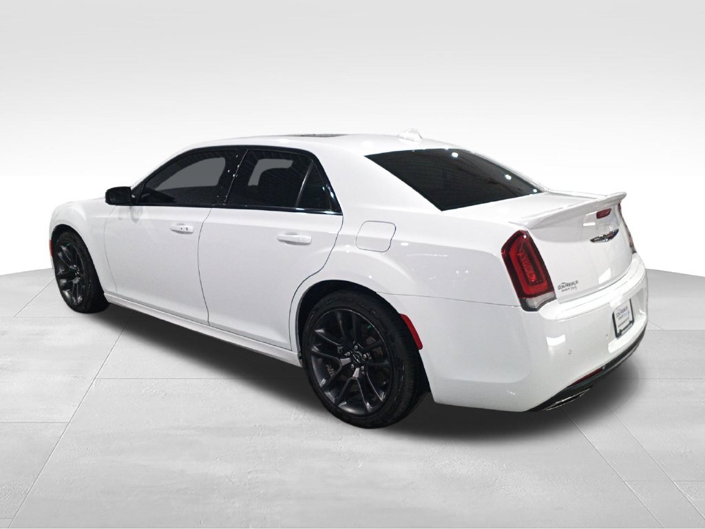 Used 2022 White Chrysler S image 3