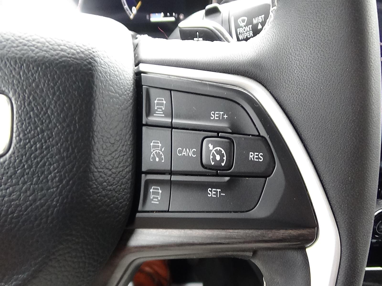 Used 2023 Bright White Clear Coat (pw7) Jeep Limited image 22