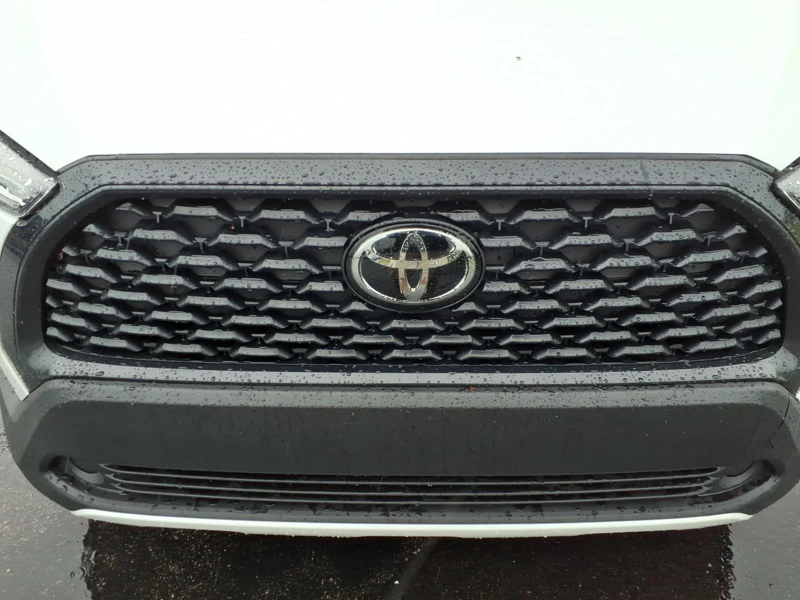 Used 2024 Wind Chill Pearl Toyota LE image 13