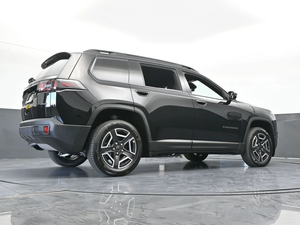 New 2026 Diamond Black Crystal Pearl-Coat Exterior Paint Jeep Laredo image 52