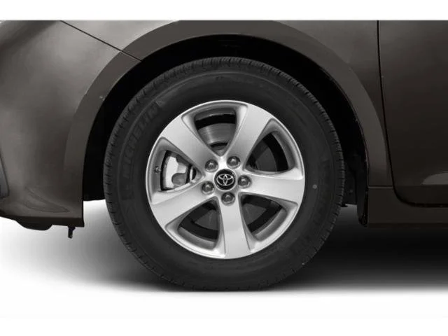 Used 2018 Gold Toyota XLE image 11