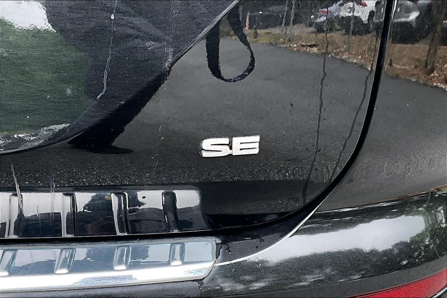 Used 2022 Black Diamond Mitsubishi SE image 10