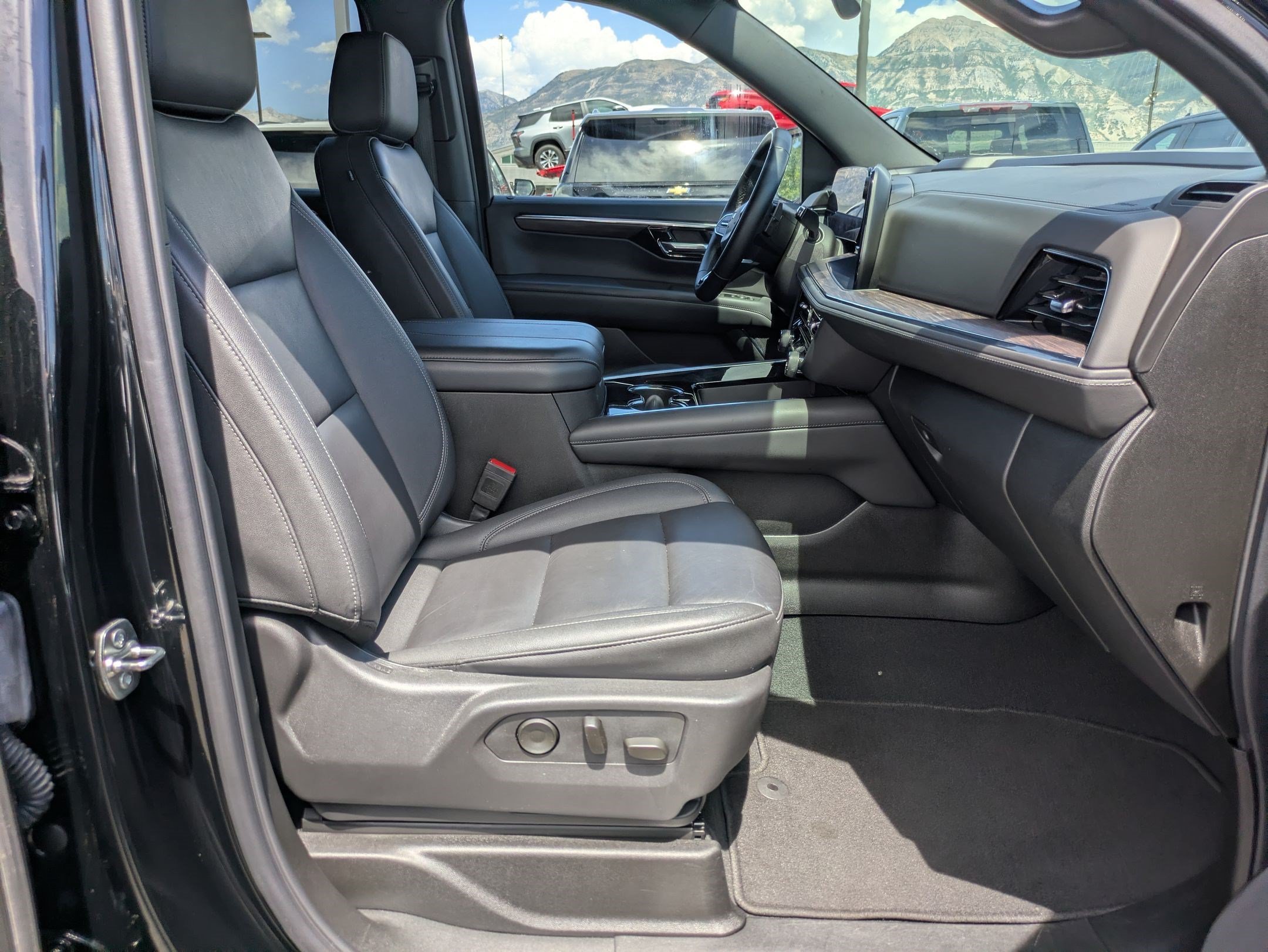 Used 2025 Black Chevrolet Z71 image 32