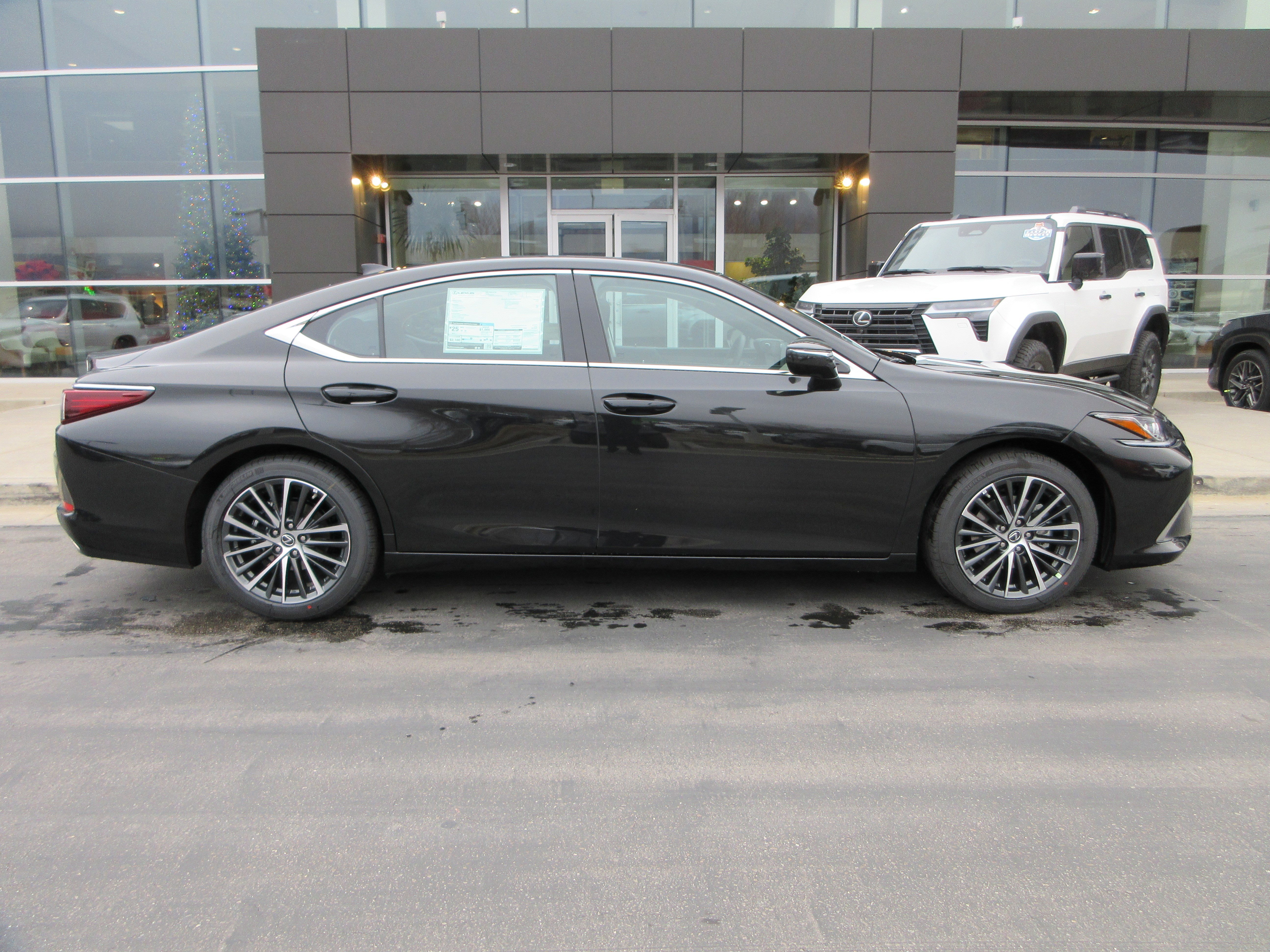 2025 Lexus ES 350 - Photo 11