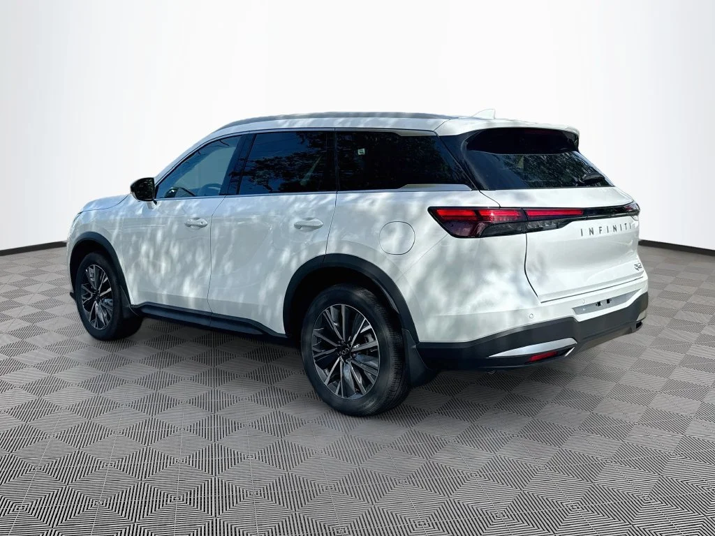 New 2027 RADIANT WHITE INFINITI Luxe FWD image 7