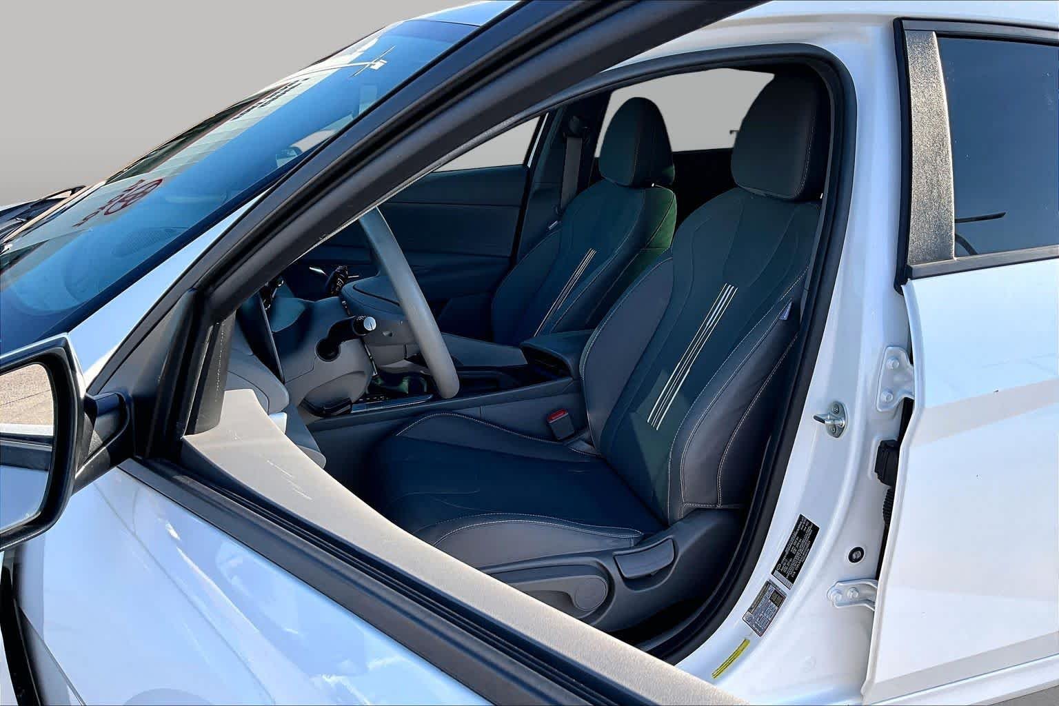 Used 2022 Quartz White Hyundai SEL image 8