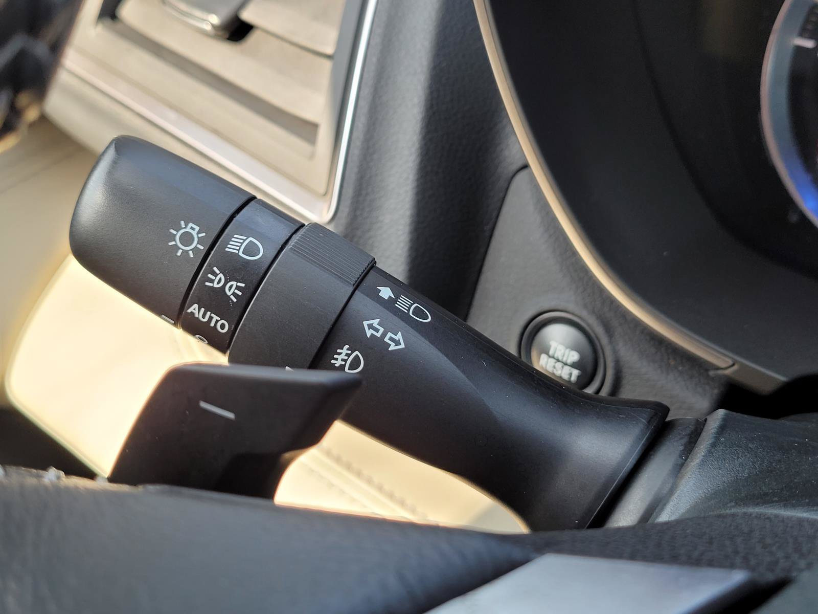 Used 2022 Crystal White Pearl Subaru Limited image 33