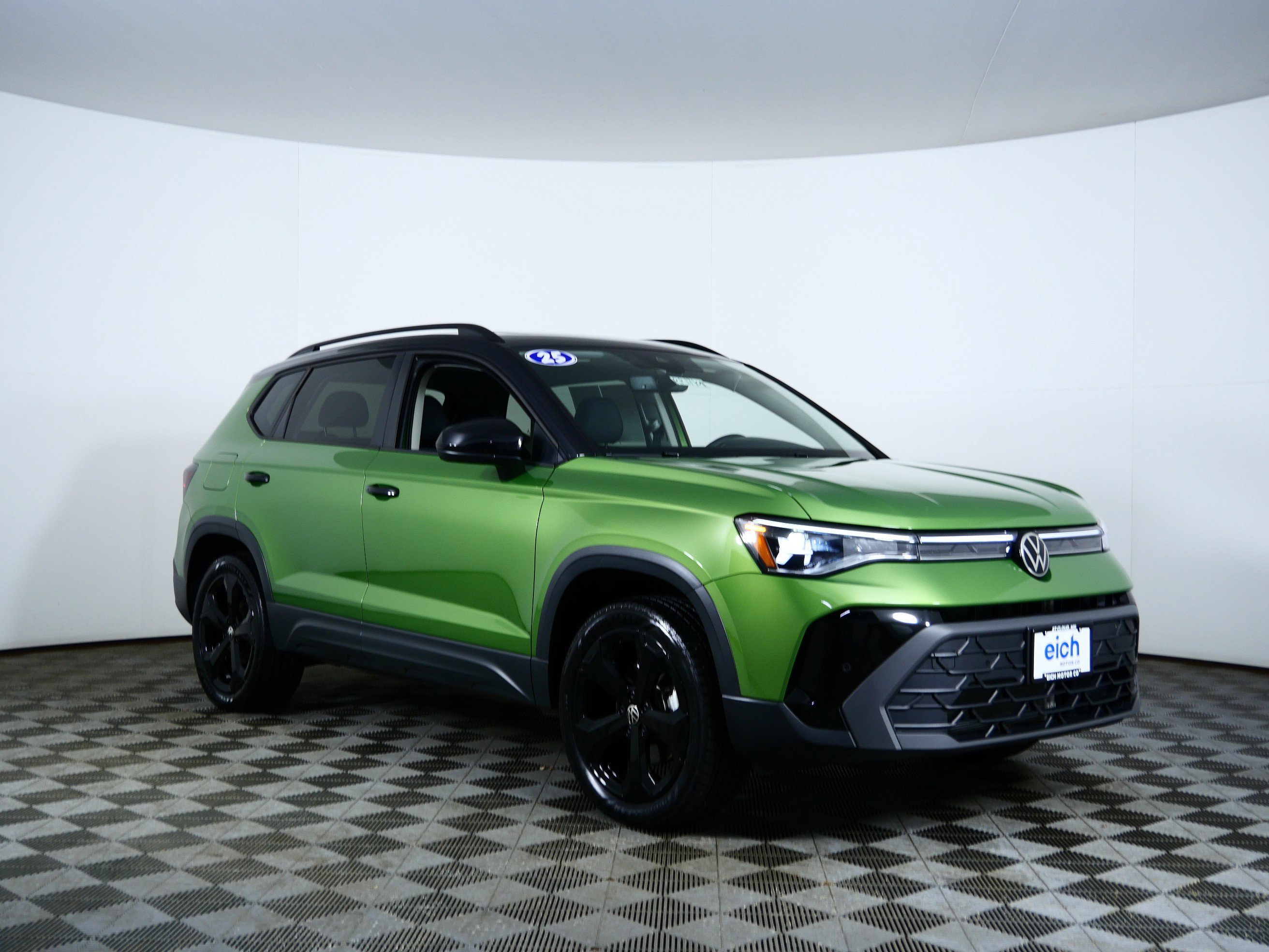 2025 Volkswagen Taos 1.5T SE Black 4Motion's photo