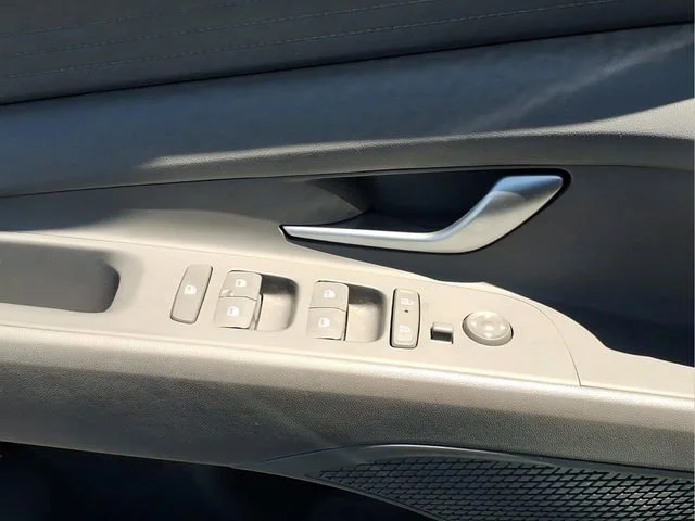 Used 2024  Hyundai SEL image 17