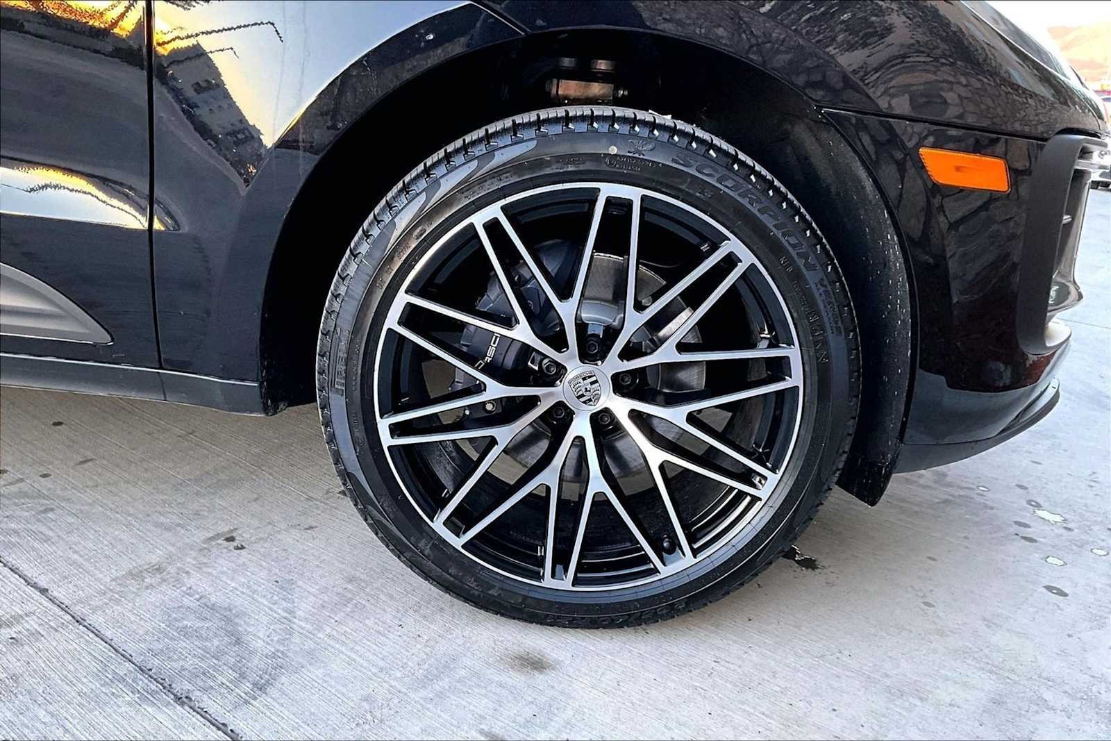 2026 Porsche Macan T - Photo 11