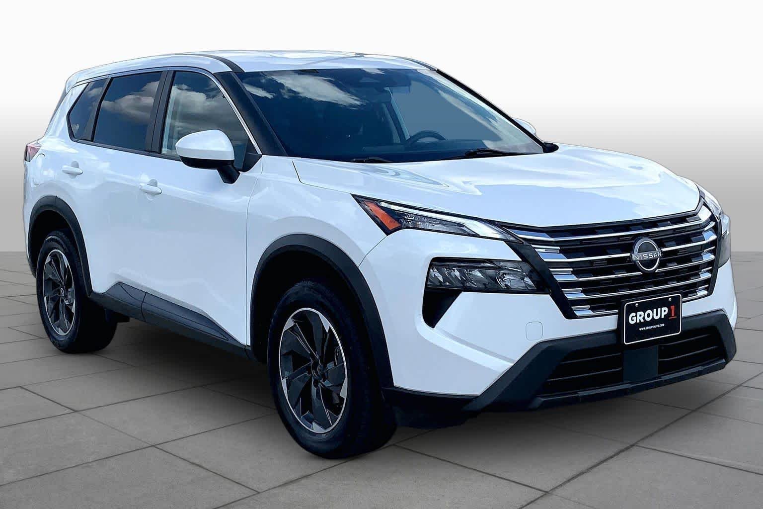 Used 2024 Everest White Pearl Nissan SV image 3