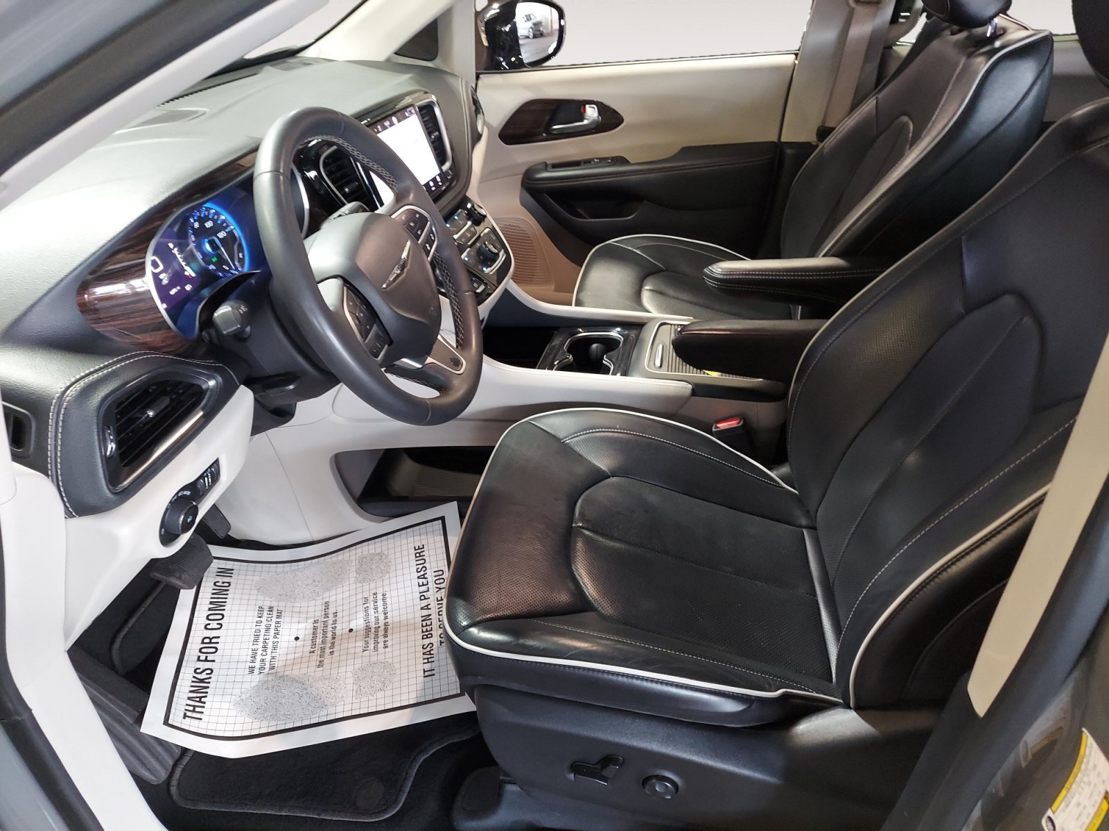 Used 2023 Ceramic Gray Clearcoat Chrysler Limited image 23