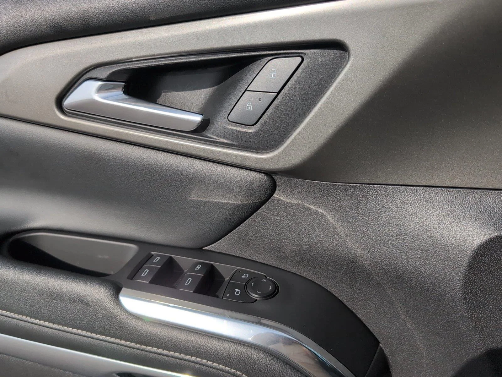 Used 2025 Summit White Chevrolet LT image 16