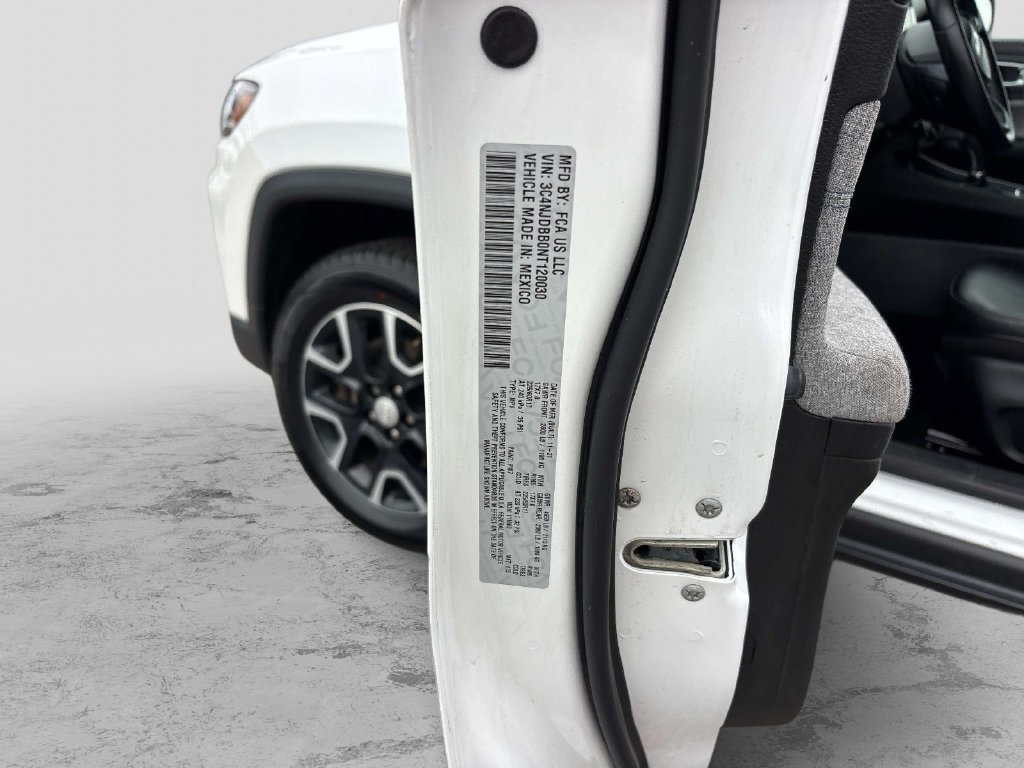 Used 2022 White Jeep Latitude image 31