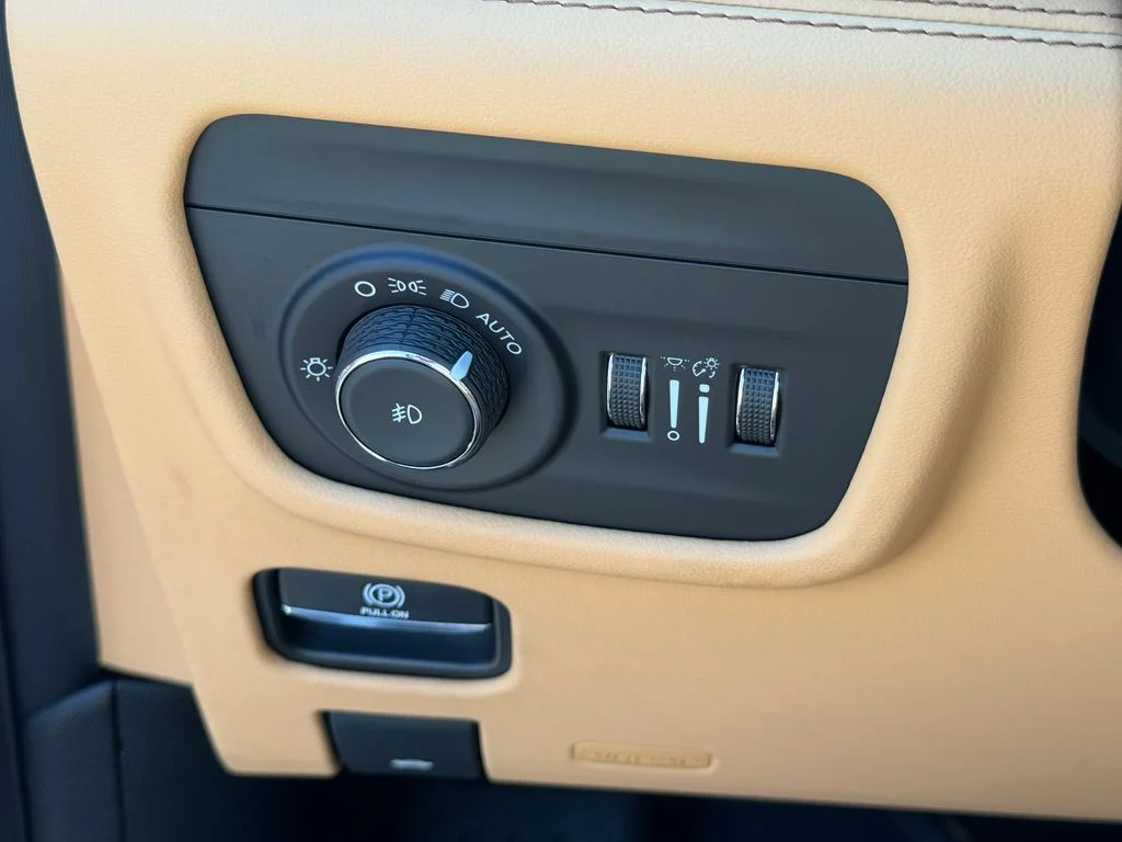 Used 2023 Gray Jeep Summit Reserve image 19