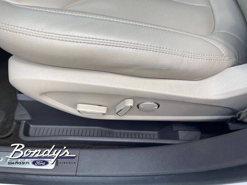 Used 2019 White Platinum Clearcoat Metallic Lincoln Standard image 9